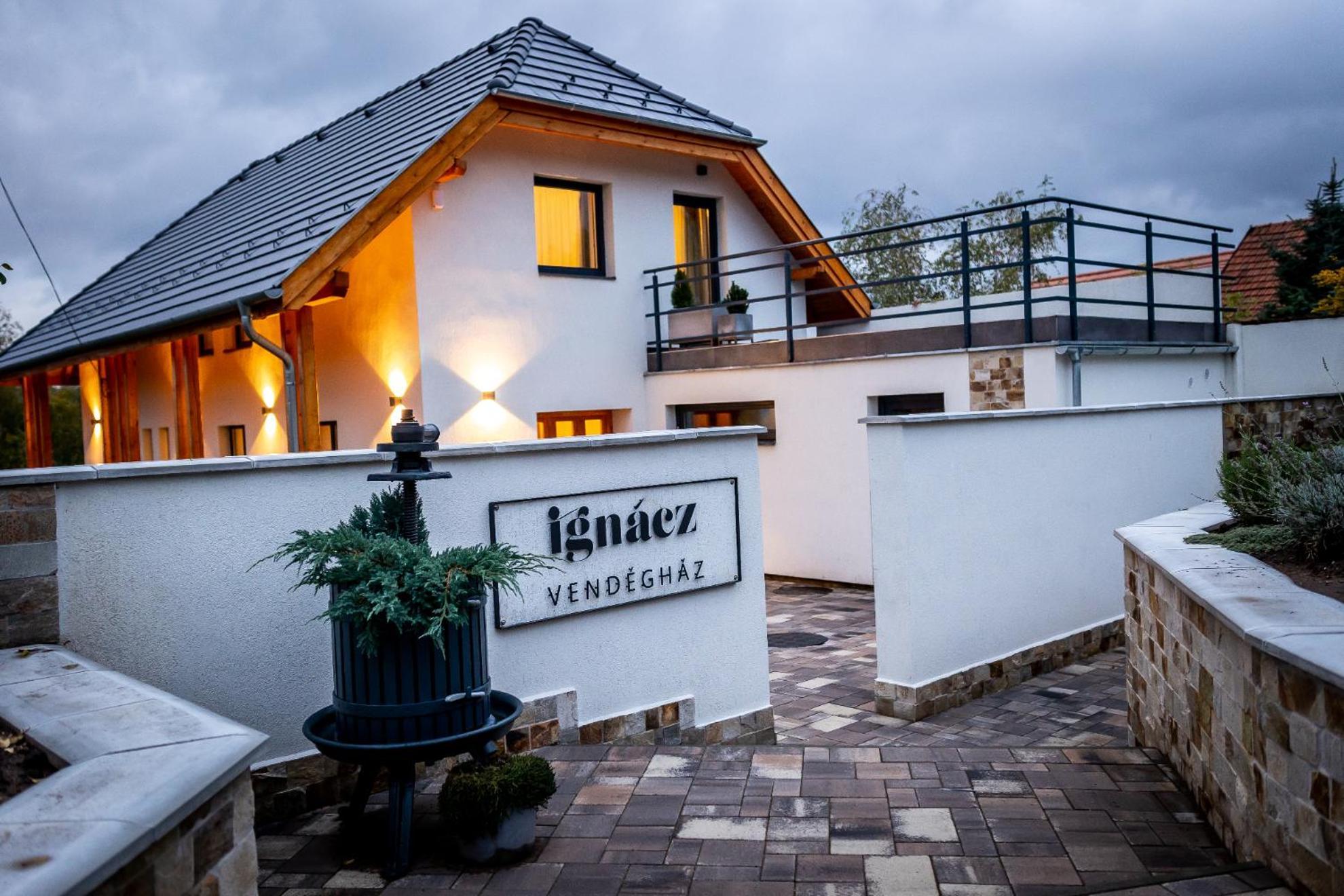 Ignacz Vendeghaz Hotel Pálosvörösmart Екстериор снимка