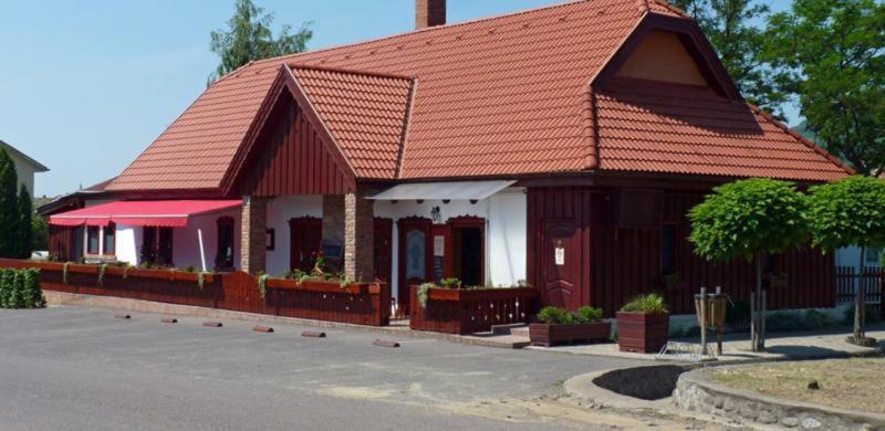 Ignacz Vendeghaz Hotel Pálosvörösmart Екстериор снимка